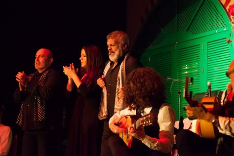 Entre Dos Aguas Una melodía de flamenco que florece con la pasión del cante jondo y la fuerza percusiva del toque