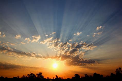 Sun Comes Up Una melodía techno que evoca imágenes de amaneceres etéreos y ritmos palpitantes